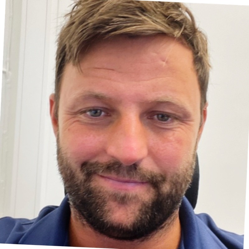 Avatar - Mann med brunt hår og skjegg, og blå skjorte